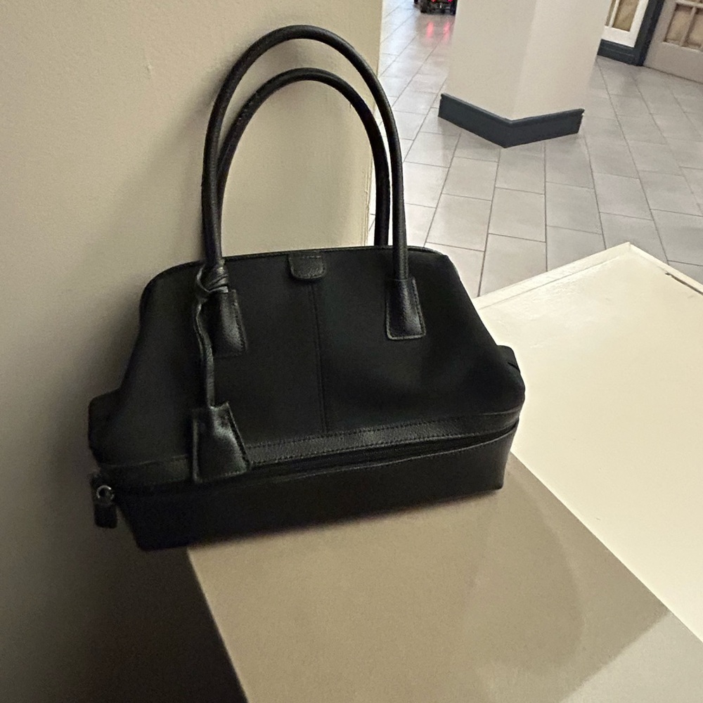 Sophisticated Black Men's Handbag-Nine West
Beautiful/no damage/clean